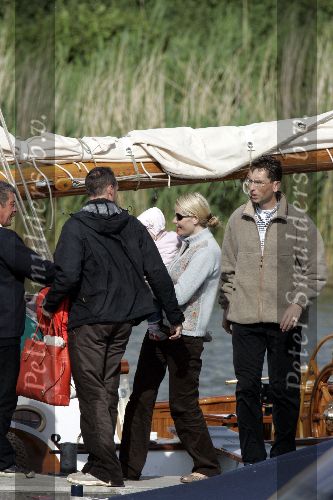 Muiden 4 juni 2005
Prins Willem Alexander varen met groene draeck met Maxima Amalia Prins Haakon (Noorwegen) Mette Marit en hun dochter.
Peter Smulders bv