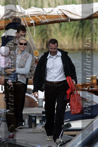 Muiden 4 juni 2005
Prins Willem Alexander varen met groene draeck met Maxima Amalia Prins Haakon (Noorwegen) Mette Marit en hun dochter.
Peter Smulders bv