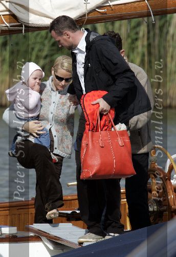 Muiden 4 juni 2005
Prins Willem Alexander varen met groene draeck met Maxima Amalia Prins Haakon (Noorwegen) Mette Marit en hun dochter.
Peter Smulders bv