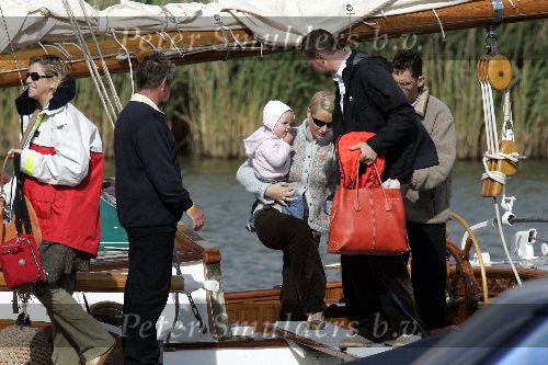 Muiden 4 juni 2005
Prins Willem Alexander varen met groene draeck met Maxima Amalia Prins Haakon (Noorwegen) Mette Marit en hun dochter.
Peter Smulders bv