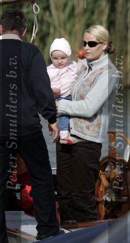 Muiden 4 juni 2005
Prins Willem Alexander varen met groene draeck met Maxima Amalia Prins Haakon (Noorwegen) Mette Marit en hun dochter.
Peter Smulders bv