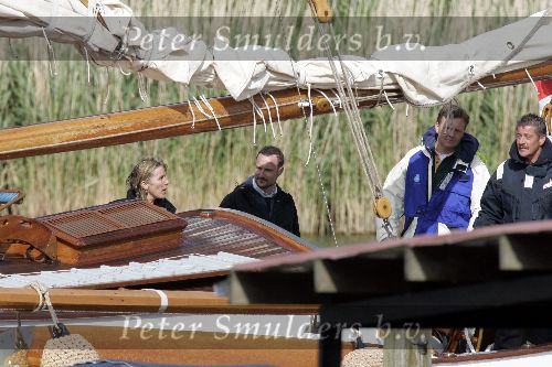 Muiden 4 juni 2005
Prins Willem Alexander varen met groene draeck met Maxima Amalia Prins Haakon (Noorwegen) Mette Marit en hun dochter.politieboot
Peter Smulders bv