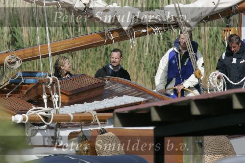 Muiden 4 juni 2005
Prins Willem Alexander varen met groene draeck met Maxima Amalia Prins Haakon (Noorwegen) Mette Marit en hun dochter.politieboot
Peter Smulders bv