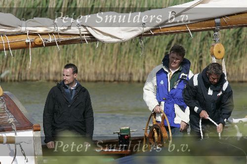 Muiden 4 juni 2005
Prins Willem Alexander varen met groene draeck met Maxima Amalia Prins Haakon (Noorwegen) Mette Marit en hun dochter.politieboot
Peter Smulders bv