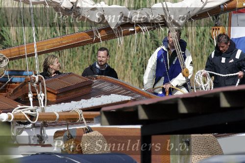 Muiden 4 juni 2005
Prins Willem Alexander varen met groene draeck met Maxima Amalia Prins Haakon (Noorwegen) Mette Marit en hun dochter.politieboot
Peter Smulders bv