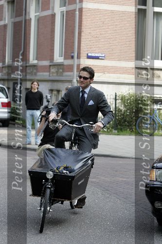 Amsterdam 3 juni 2005
Prins Maurits gaat zijn dochter Felicia aangeven bij stadsdeelraad.
Maurits met bakfiets
Peter Smulders bv