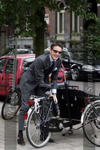 Amsterdam 3 juni 2005
Prins Maurits gaat zijn dochter Felicia aangeven bij stadsdeelraad.
Maurits met bakfiets
Peter Smulders bv
