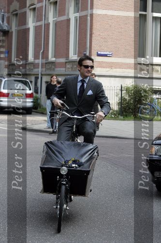 Amsterdam 3 juni 2005
Prins Maurits gaat zijn dochter Felicia aangeven bij stadsdeelraad.
Maurits met bakfiets
Peter Smulders bv