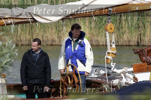 Muiden 4 juni 2005
Prins Willem Alexander varen met groene draeck met Maxima Amalia Prins Haakon (Noorwegen) Mette Marit en hun dochter.politieboot
Peter Smulders bv