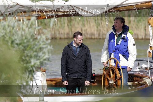 Muiden 4 juni 2005
Prins Willem Alexander varen met groene draeck met Maxima Amalia Prins Haakon (Noorwegen) Mette Marit en hun dochter.politieboot
Peter Smulders bv