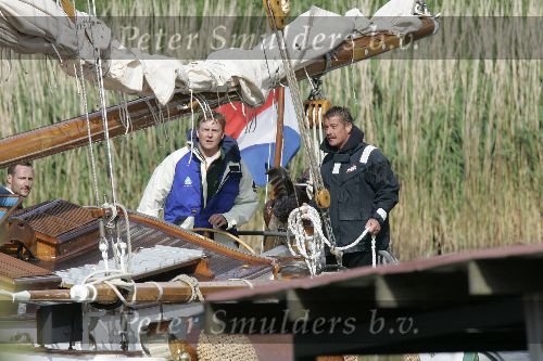 Muiden 4 juni 2005
Prins Willem Alexander varen met groene draeck met Maxima Amalia Prins Haakon (Noorwegen) Mette Marit en hun dochter.politieboot
Peter Smulders bv