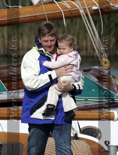 Muiden 4 juni 2005
Prins Willem Alexander varen met groene draeck met Maxima Amalia Prins Haakon (Noorwegen) Mette Marit en hun dochter.
Peter Smulders bv