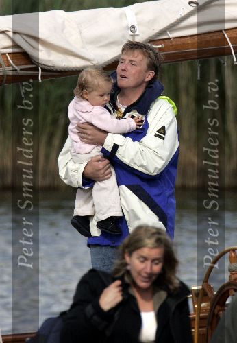 Muiden 4 juni 2005
Prins Willem Alexander varen met groene draeck met Maxima Amalia Prins Haakon (Noorwegen) Mette Marit en hun dochter.
Peter Smulders bv