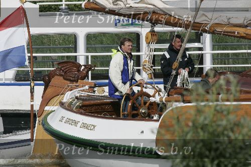 Muiden 4 juni 2005
Prins Willem Alexander varen met groene draeck met Maxima Amalia Prins Haakon (Noorwegen) Mette Marit en hun dochter.politieboot
Peter Smulders bv