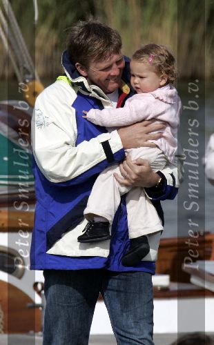 Muiden 4 juni 2005
Prins Willem Alexander varen met groene draeck met Maxima Amalia Prins Haakon (Noorwegen) Mette Marit en hun dochter.
Peter Smulders bv