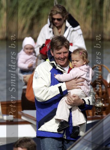 Muiden 4 juni 2005
Prins Willem Alexander varen met gropene draeck met Maxima Amalia Prins Haakon (Noorwegen) Mette Marit en hun dochter.
Peter Smulders bv