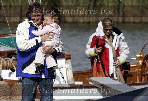 Muiden 4 juni 2005
Prins Willem Alexander varen met groene draeck met Maxima Amalia Prins Haakon (Noorwegen) Mette Marit en hun dochter.
Peter Smulders bv