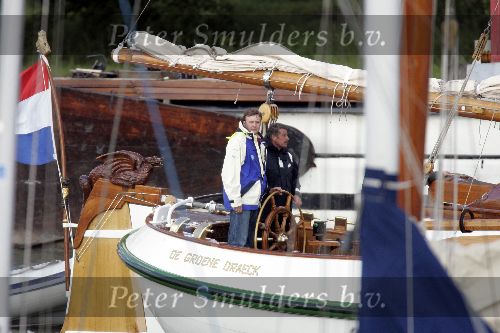 Muiden 4 juni 2005
Prins Willem Alexander varen met groene draeck met Maxima Amalia Prins Haakon (Noorwegen) Mette Marit en hun dochter.politieboot
Peter Smulders bv