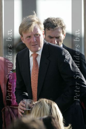 Scheveningen 9 juni 2005
Maxima  zwanger en Prins Willem Alexander bij strandtent Wij.
Feestje van Wapem.   met biertje
Peter Smulders bv