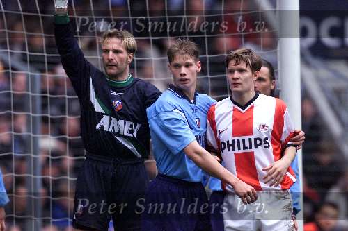 Eindhoven, 12 maart 2000
PSV-FC Utrecht, eindstand 2-1
Harald Wapenaar samen met Theo Lucius en Joonas Kolkka