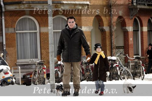 Amsterdam 6 maart 2005
Barry Hay met dochter en hondjs in de sneeuw
Peter Smulders bv