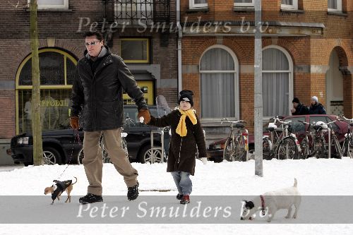 Amsterdam 6 maart 2005
Barry Hay met dochter en hondjs in de sneeuw
Peter Smulders bv