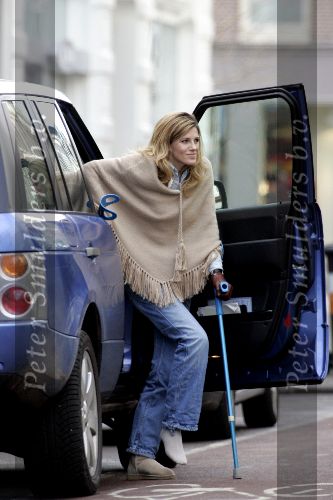 Amsterdam 24 januari 2005
Danielle Overgaag met krukken op pc hooftstraat.