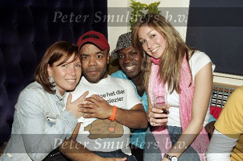 Amsterdam 1 maart 2005
Feestje van Gotcha met Georgina Verbaan.
Do zangeres met moeder en Chris Sixpack
Peter Smulders bv