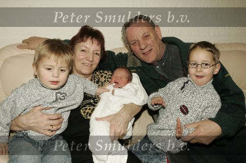 Fijnaart 7 maart 2005
Ouders Frans Bauer met zijn baby Frans Jr   Christiaan en Jan Bauer.
peter Smulders bv