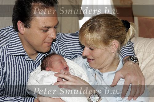Fijnaart 7 maart 2005
Frans Bauer met zijn baby Frans Jr Mariska  Bauer.
peter Smulders bv