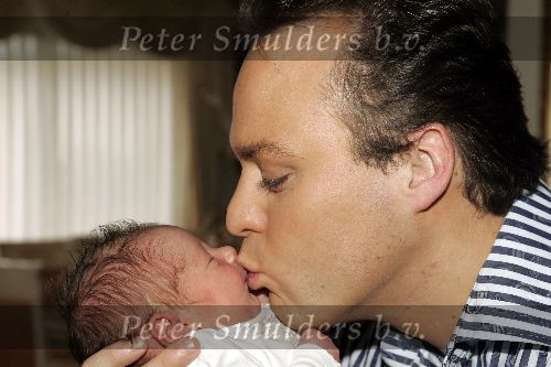Fijnaart 7 maart 2005
Frans Bauer met zijn baby Frans Jr   Bauer.
peter Smulders bv