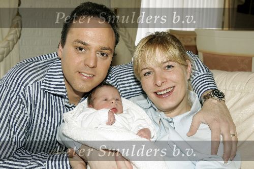 Fijnaart 7 maart 2005
Frans Bauer met zijn baby Frans Jr Mariska   Bauer.
peter Smulders bv