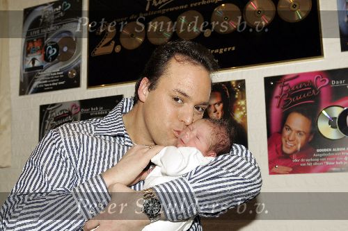 Fijnaart 7 maart 2005
Frans Bauer met zijn baby Frans Jr  Bauer.
peter Smulders bv