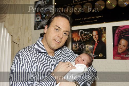 Fijnaart 7 maart 2005
Frans Bauer met zijn baby Frans Jr   Bauer.
peter Smulders bv