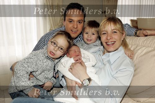 Fijnaart 7 maart 2005
Frans Bauer met zijn baby Frans Jr Mariska Christiaan en Jan Bauer.
peter Smulders bv