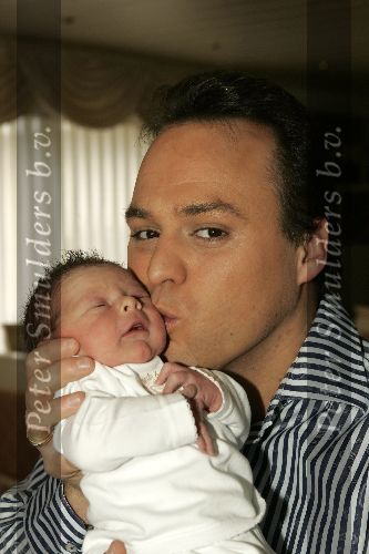 Fijnaart 7 maart 2005
Frans Bauer met zijn baby Frans Jr  Bauer.
peter Smulders bv