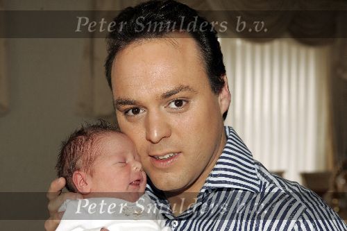 Fijnaart 7 maart 2005
Frans Bauer met zijn baby Frans Jr   Bauer.
peter Smulders bv