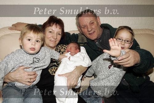 Fijnaart 7 maart 2005
Ouders Frans Bauer met   baby Frans Jr   Christiaan en Jan Bauer.
peter Smulders bv