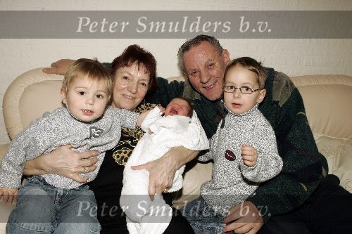 Fijnaart 7 maart 2005
Ouders Frans Bauer met   baby Frans Jr Mariska Christiaan en Jan Bauer.
peter Smulders bv
