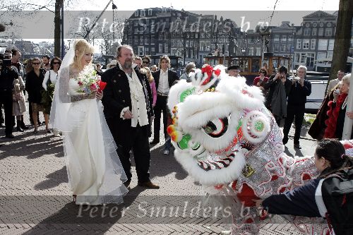 Amsterdam 21 maart 2005
Trouwen Henk Schiffmacher met Louise in stopera Amsterdam. met chinese draak
Peter Smulders bv
