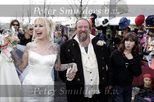 Amsterdam 21 maart 2005
Trouwen Henk Schiffmacher met Louise in stopera Amsterdam. met chinese draak
Peter Smulders bv