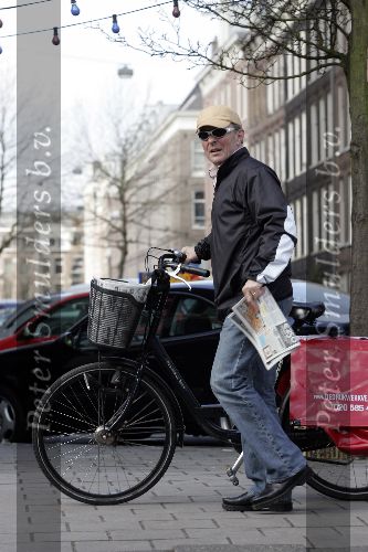 Amsterdam 23 maart 2005
Huub Stapel bezorgt de krant Amsterdams Stadblad op de fiets.
Peter Smulders bv