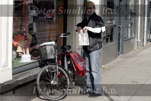 Amsterdam 23 maart 2005
Huub Stapel bezorgt de krant Amsterdams Stadblad op de fiets.
Peter Smulders bv