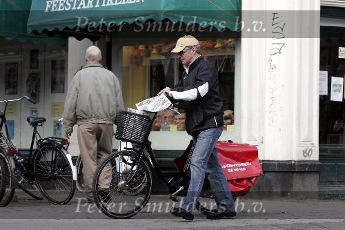 Amsterdam 23 maart 2005
Huub Stapel bezorgt de krant Amsterdams Stadblad op de fiets.
Peter Smulders bv