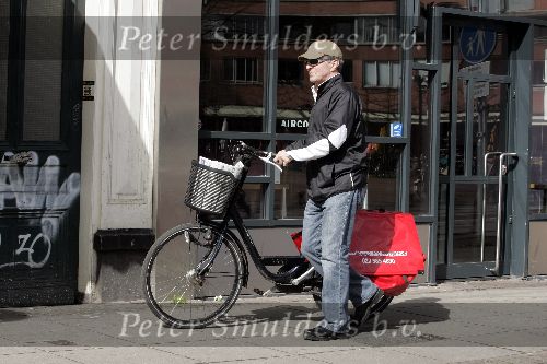 Amsterdam 23 maart 2005
Huub Stapel bezorgt de krant Amsterdams Stadblad op de fiets.
Peter Smulders bv