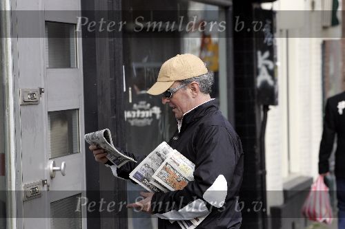 Amsterdam 23 maart 2005
Huub Stapel bezorgt de krant Amsterdams Stadblad op de fiets.
Peter Smulders bv