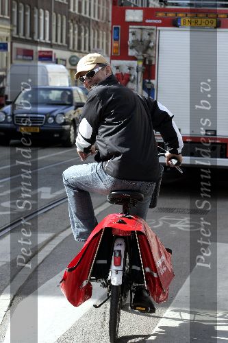 Amsterdam 23 maart 2005
Huub Stapel bezorgt de krant Amsterdams Stadblad op de fiets.
Peter Smulders bv