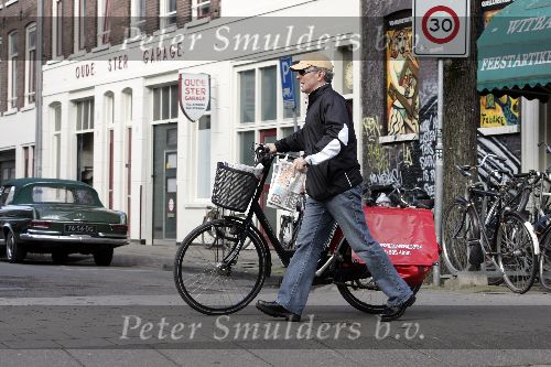 Amsterdam 23 maart 2005
Huub Stapel bezorgt de krant Amsterdams Stadblad op de fiets.
Peter Smulders bv