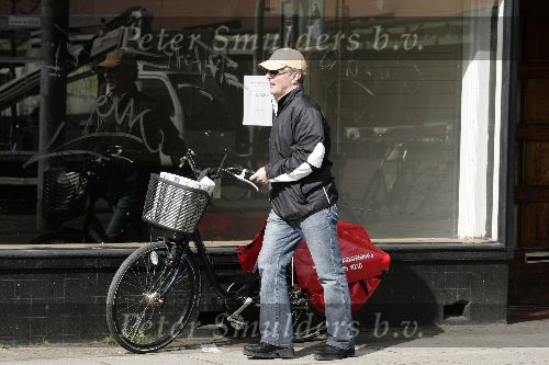 Amsterdam 23 maart 2005
Huub Stapel bezorgt de krant Amsterdams Stadblad op de fiets.
Peter Smulders bv