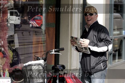 Amsterdam 23 maart 2005
Huub Stapel bezorgt de krant Amsterdams Stadblad op de fiets.
Peter Smulders bv